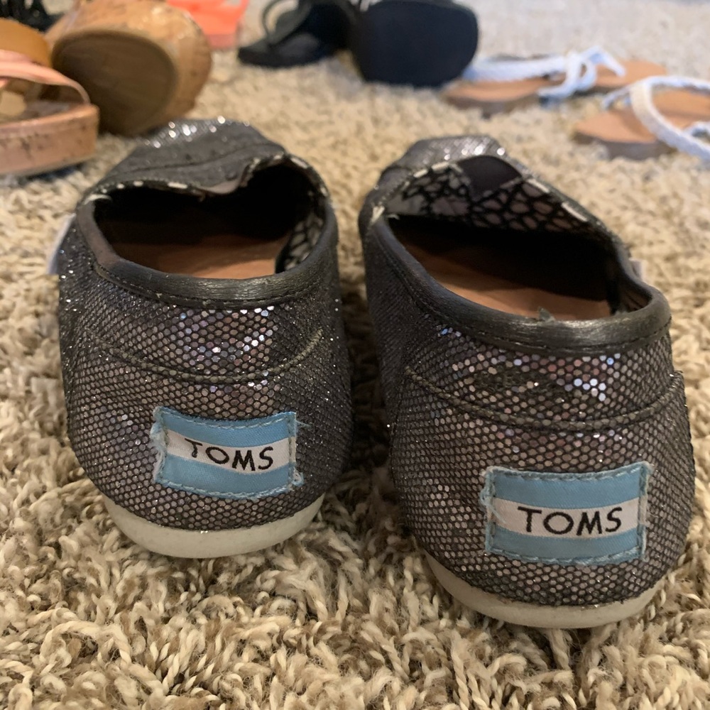 Sparkly Toms that spice up your outfit size-6.5